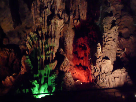 Hệ thống nhũ thạch, măng đá muôn hình vạn trạng trong động Phong Nha buông mình từ trên vách đá xuống tạo cho ta cảm thấy đó như những hình rồng uốn lượn, voi đá, sư tử đá, rừng cây, cột chống trời,...(Ảnh: Phạm Hải). Hệ thống nhũ thạch, măng đá muôn hình vạn trạng trong động Phong Nha buông mình từ trên vách đá xuống tạo cho ta cảm thấy đó như những hình rồng uốn lượn, voi đá, sư tử đá, rừng cây, cột chống trời,...(Ảnh: Phạm Hải).