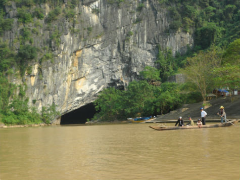 Cửa động Phong Nha từ từ hiện ra trông khá nhỏ bé...(Ảnh: Phạm Hải). Cửa động Phong Nha từ từ hiện ra trông khá nhỏ bé...(Ảnh: Phạm Hải).