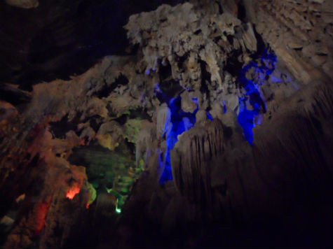 Hệ thống nhũ thạch, măng đá muôn hình vạn trạng trong động Phong Nha buông mình từ trên vách đá xuống tạo cho ta cảm thấy đó như những hình rồng uốn lượn, voi đá, sư tử đá, rừng cây, cột chống trời,...(Ảnh: Phạm Hải). Hệ thống nhũ thạch, măng đá muôn hình vạn trạng trong động Phong Nha buông mình từ trên vách đá xuống tạo cho ta cảm thấy đó như những hình rồng uốn lượn, voi đá, sư tử đá, rừng cây, cột chống trời,...(Ảnh: Phạm Hải).