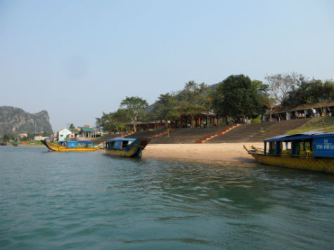 Ngồi trên đò, ta có thể tha hồ thả hồn mình ngắm sông nước, mây trời và cảnh vật nơi đây (Ảnh: Phạm Hải). Ngồi trên đò, ta có thể tha hồ thả hồn mình ngắm sông nước, mây trời và cảnh vật nơi đây (Ảnh: Phạm Hải).