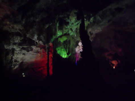 Với giàn đèn chiếu sáng nhiều màu sắc càng khiến cho cảnh vật bên trong động trở lên lung linh, kỳ ảo,....(Ảnh: Phạm Hải). Với giàn đèn chiếu sáng nhiều màu sắc càng khiến cho cảnh vật bên trong động trở lên lung linh, kỳ ảo,....(Ảnh: Phạm Hải).