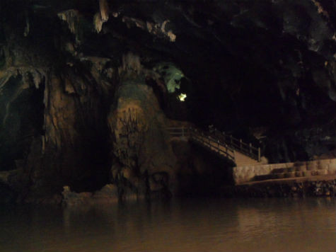 Tuy nhiên khi vào bên trong, cửa động phình to ra khiến rất nhiều người bất ngờ trước sự kỳ vĩ của hang động này (Ảnh: Phạm Hải). Tuy nhiên khi vào bên trong, cửa động phình to ra khiến rất nhiều người bất ngờ trước sự kỳ vĩ của hang động này (Ảnh: Phạm Hải).