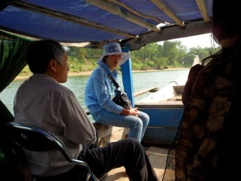 Ngồi trên đò, ta có thể tha hồ thả hồn mình ngắm sông nước, mây trời và cảnh vật nơi đây (Ảnh: Phạm Hải). Ngồi trên đò, ta có thể tha hồ thả hồn mình ngắm sông nước, mây trời và cảnh vật nơi đây (Ảnh: Phạm Hải).
