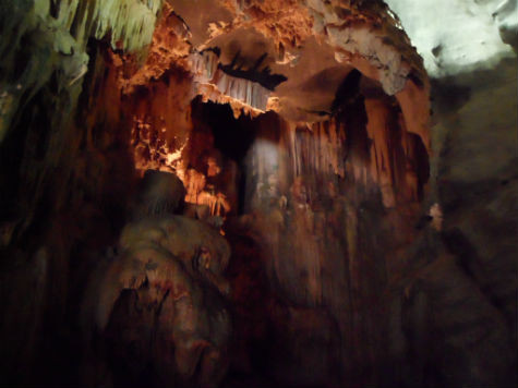 Nhiều ý kiến khác lại cho rằng tên gọi Phong Nha không phải xuất phát từ ý nghĩa răng và gió, mà từ hình ảnh những ngọn núi nằm thành từng dãy đều đặn như hình ảnh các quan đứng thành hàng trên sân chầu hay ở quan thự, người ta đã lấy chữ Phong Nha theo chữ Hán (chữ 峰 phong nghĩa là đỉnh núi, 衙 nha có nghĩa là quan lại) để đặt tên cho động Phong Nha (Ảnh: Phạm Hải). Nhiều ý kiến khác lại cho rằng tên gọi Phong Nha không phải xuất phát từ ý nghĩa răng và gió, mà từ hình ảnh những ngọn núi nằm thành từng dãy đều đặn như hình ảnh các quan đứng thành hàng trên sân chầu hay ở quan thự, người ta đã lấy chữ Phong Nha theo chữ Hán (chữ 峰 phong nghĩa là đỉnh núi, 衙 nha có nghĩa là quan lại) để đặt tên cho động Phong Nha (Ảnh: Phạm Hải).