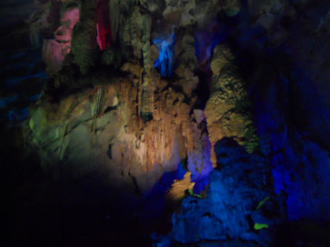 Với giàn đèn chiếu sáng nhiều màu sắc càng khiến cho cảnh vật bên trong động trở lên lung linh, kỳ ảo,....(Ảnh: Phạm Hải). Với giàn đèn chiếu sáng nhiều màu sắc càng khiến cho cảnh vật bên trong động trở lên lung linh, kỳ ảo,....(Ảnh: Phạm Hải).