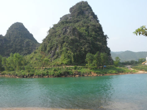Động Phong Nha nằm ở vùng núi đá vôi Kẻ Bàng, cách thị xã Ðồng Hới (Quảng Bình) 50 km về phía Tây Bắc. Thực vật trên núi đá vôi là dạng thực vật điển hình tại vườn quốc gia Phong Nha-Kẻ Bàng (Ảnh: Phạm Hải). Động Phong Nha nằm ở vùng núi đá vôi Kẻ Bàng, cách thị xã Ðồng Hới (Quảng Bình) 50 km về phía Tây Bắc. Thực vật trên núi đá vôi là dạng thực vật điển hình tại vườn quốc gia Phong Nha-Kẻ Bàng (Ảnh: Phạm Hải).