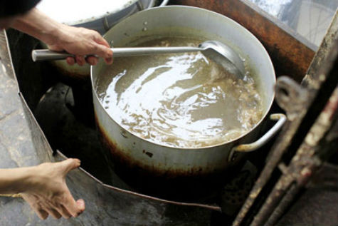 Đáy nồi nước dùng đen kít