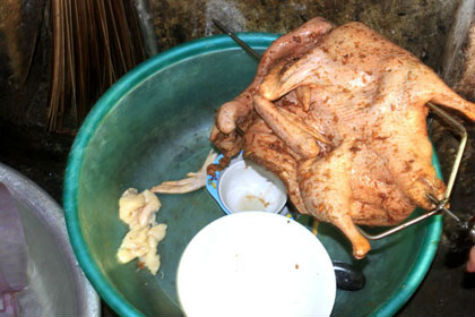 Vì không gian chật hẹp nên tiện đâu là chủ quán xiên vịt luôn tại đó