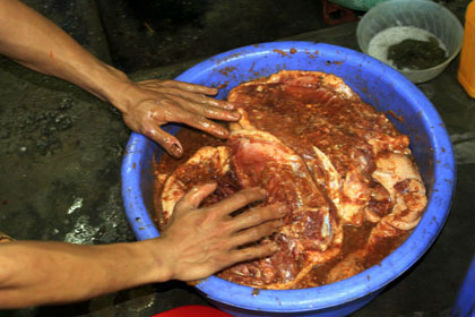 Để cho nhanh và tiện, các công đoạn chế biến cũng như tẩm ướp đều được chủ quán làm bằng tay