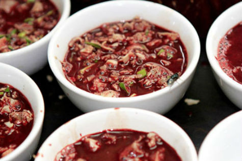 Tạp nham như vậy nên thật dễ hiểu vì sao đây là nơi ưa thích của ruồi và nhặng