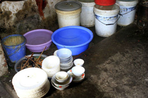 Bát đĩa bẩn thì vứt lung tung