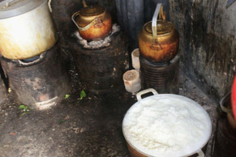 Bất chấp ở ngay dưới đó là cơm, bún bán cho khách hàng