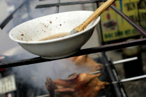 Chẳng hiểu có mấy người đủ dũng cảm nếm thử một miếng thịt sau khi chứng kiến những hình ảnh trên?