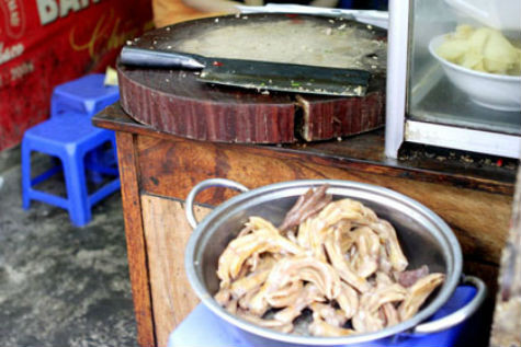 Chiếc thớt dùng để thái chung cả thịt sống lẫn thịt chín