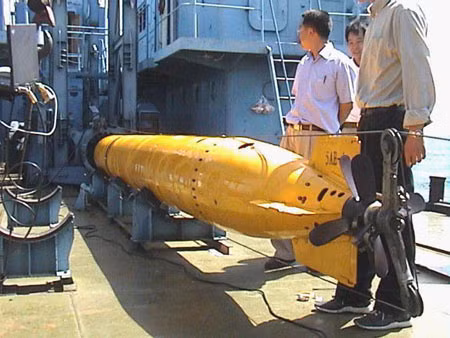 Ngư lôi hạng trung của Trung Quốc chuẩn bị thử nghiệm dưới nước.