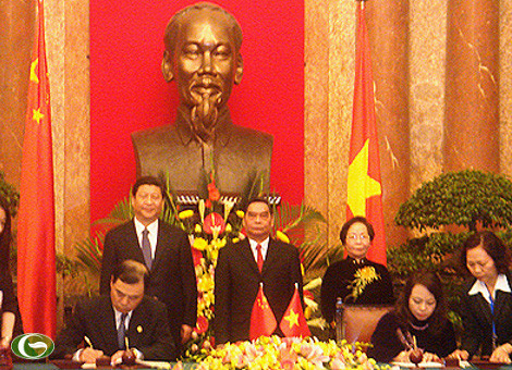 Hai bên ký kết 8 văn kiện hợp tác quan trọng Hai bên ký kết 8 văn kiện hợp tác quan trọng