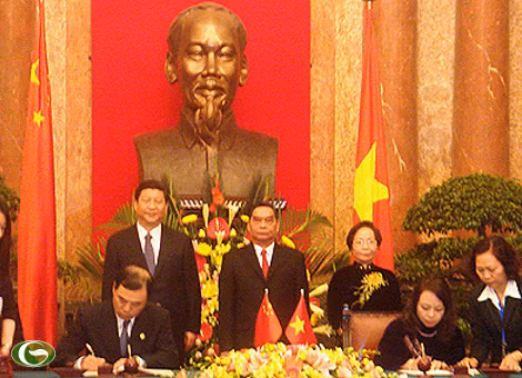 Hai bên ký kết 8 văn kiện hợp tác quan trọng Hai bên ký kết 8 văn kiện hợp tác quan trọng