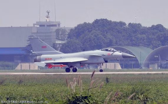 Máy bay chiến đấu J-10B của Quân đội Trung Quốc