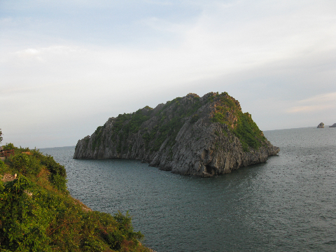 Nhìn từ xa đảo đá này giống như một con trăn khổng lồ đang quẫy mình trên mặt nước mênh mông. Nhìn từ xa đảo đá này giống như một con trăn khổng lồ đang quẫy mình trên mặt nước mênh mông.