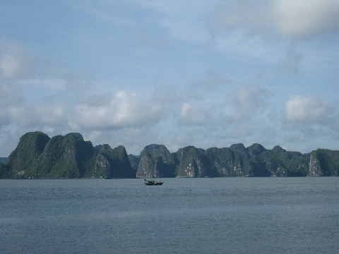 Những dẫy núi đá vôi nối liền nhau hiện liên tiếp trên mặt nước biển xanh biếc đưa du khách từ ngạc nhiên này đến ngạc nhiên khác. Những dẫy núi đá vôi nối liền nhau hiện liên tiếp trên mặt nước biển xanh biếc đưa du khách từ ngạc nhiên này đến ngạc nhiên khác.