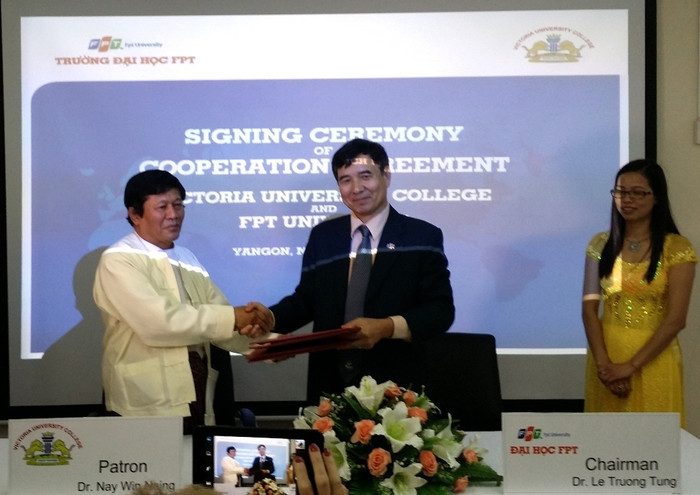 Hiệu trưởng ĐH FPT Lê Trường Tùng ký kết với ĐH Victoria.