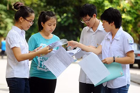 Thí sinh trao đổi sau giờ lam bài tại kỳ tuyển sinh đại học, cao đẳng 2013. Ảnh VNE