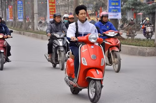 Tình trạng học sinh vi phạm an toàn giao thông, không đội mũ bảo hiểm khi điều khiển xe mô tô, xe gắn máy ngày càng nhiều. Ảnh Trần Kháng chụp tại Hà Nội.