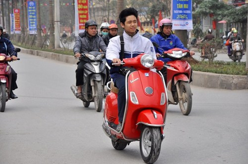 Tình trạng học sinh vi phạm an toàn giao thông, không đội mũ bảo hiểm khi điều khiển xe mô tô, xe gắn máy ngày càng nhiều. Ảnh Trần Kháng chụp tại Hà Nội. Tình trạng học sinh vi phạm an toàn giao thông, không đội mũ bảo hiểm khi điều khiển xe mô tô, xe gắn máy ngày càng nhiều. Ảnh Trần Kháng chụp tại Hà Nội.