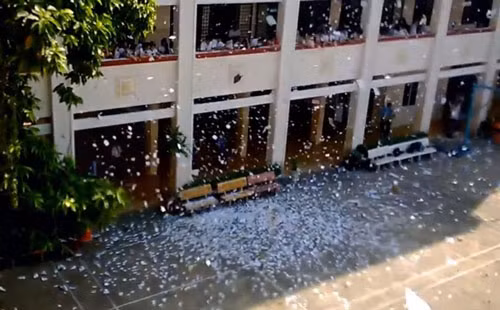 Cảnh tượng học sinh xé Đề cương môn Sử khi nghe tin Sử không phải là môn thi tốt nghiệp. Sự việc xảy ra vào năm trước. Ảnh cắt từ clip.