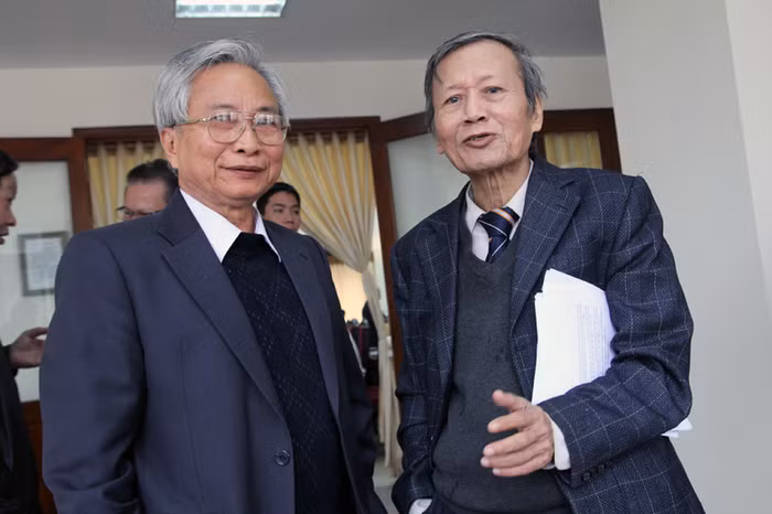 Đại biểu trao đổi trong giờ giải lao. Ảnh Xuân Trung