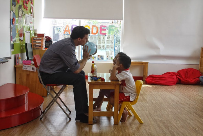 Giai đoạn trẻ từ 18 tháng tuổi chính là giai đoạn cần tập trung nhiều nhất để trẻ làm quen với ngôn ngữ thứ hai. Giai đoạn trẻ từ 18 tháng tuổi chính là giai đoạn cần tập trung nhiều nhất để trẻ làm quen với ngôn ngữ thứ hai.