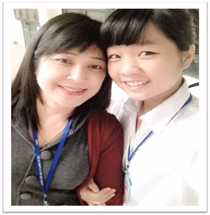 Lê Thị Thùy Dương chụp cùng cô giáo của mình. Ảnh tác giả cung cấp. Lê Thị Thùy Dương chụp cùng cô giáo của mình. Ảnh tác giả cung cấp.