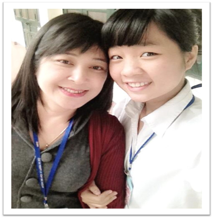 Lê Thị Thùy Dương chụp cùng cô giáo của mình. Ảnh tác giả cung cấp. Lê Thị Thùy Dương chụp cùng cô giáo của mình. Ảnh tác giả cung cấp.