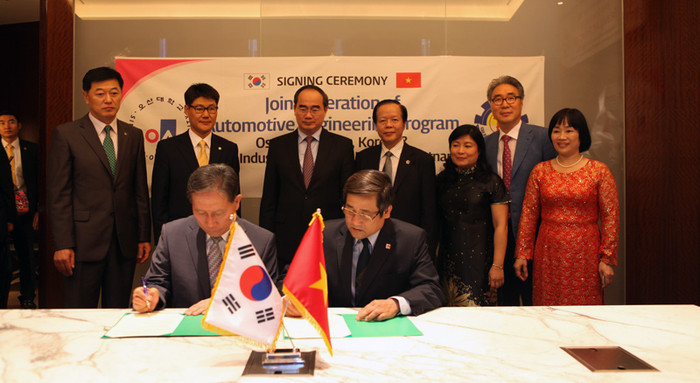 Phó Thủ tướng Nguyễn Thiện Nhân chứng kiến Lễ ký kết hợp tác trong lĩnh vực giáo dục giữa hai nước Việt Nam và Hàn Quốc. Phó Thủ tướng Nguyễn Thiện Nhân chứng kiến Lễ ký kết hợp tác trong lĩnh vực giáo dục giữa hai nước Việt Nam và Hàn Quốc.