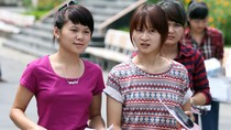 Sĩ tử thoải mái sau khi kết thúc môn Toán khối B, D ảnh 2 Sĩ tử thoải mái sau khi kết thúc môn Toán khối B, D ảnh 2
