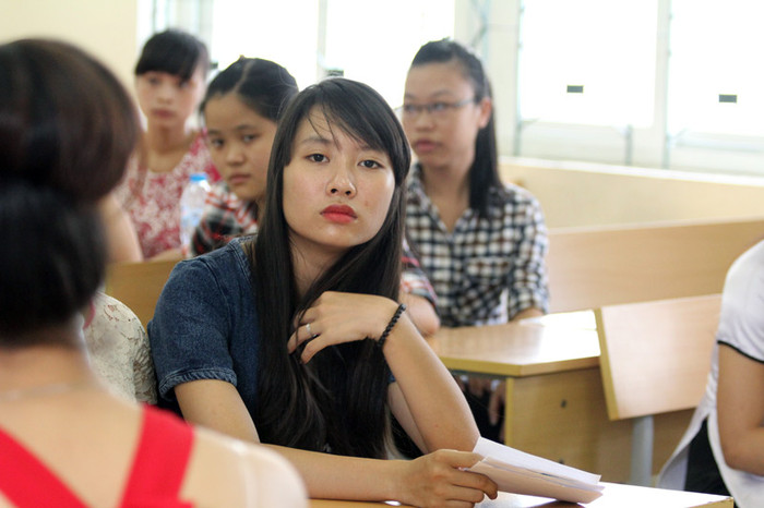 Những gương mặt chờ đợi căng thẳng. Những gương mặt chờ đợi căng thẳng.