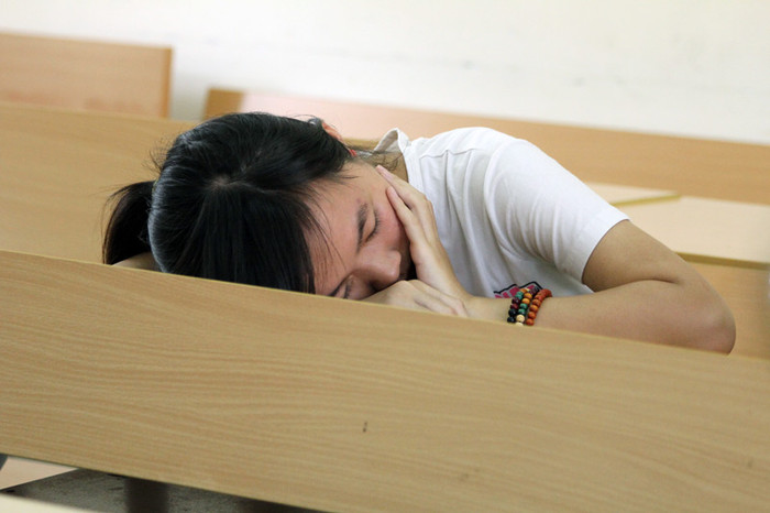 Trong lúc chờ đợi tới lượt thi, có thí sinh mệt mỏi, buồn ngủ và gục ngay trên bàn thi. Trong lúc chờ đợi tới lượt thi, có thí sinh mệt mỏi, buồn ngủ và gục ngay trên bàn thi.