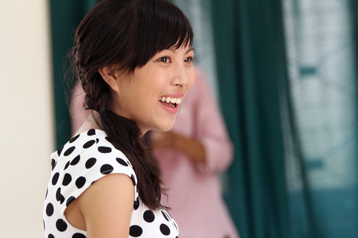 Một thí sinh cười tươi khi được giám khảo khen. Một thí sinh cười tươi khi được giám khảo khen.