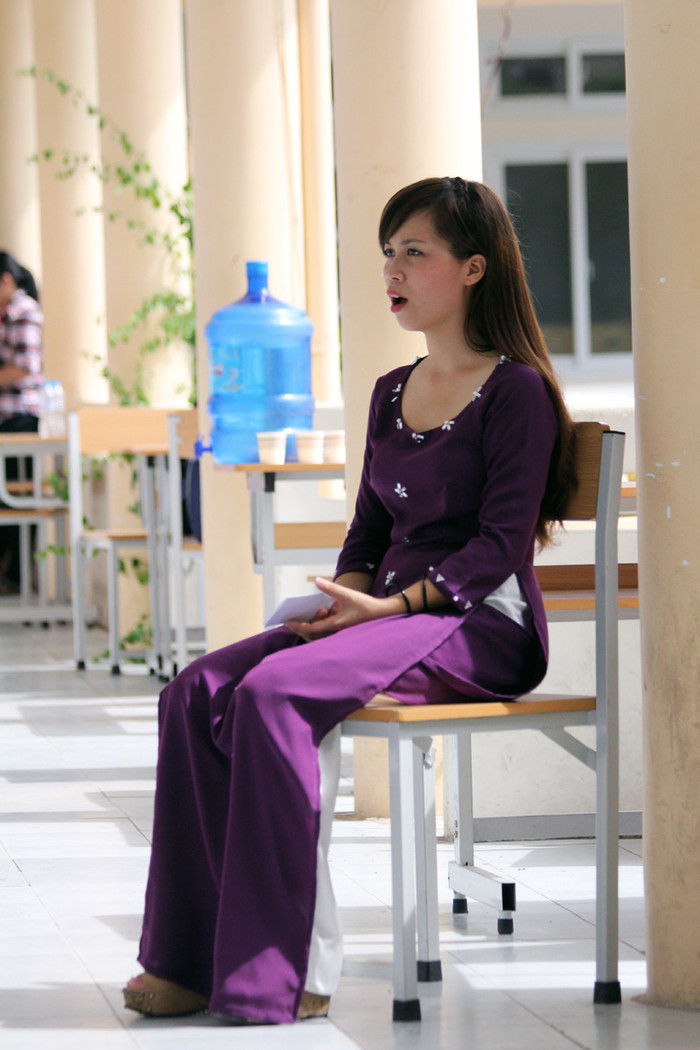 Thí sinh trong khi chờ tới lượt ngồi trước cửa phòng thi tranh thủ luyện bài hát mà mình đăng ký. Thí sinh trong khi chờ tới lượt ngồi trước cửa phòng thi tranh thủ luyện bài hát mà mình đăng ký.