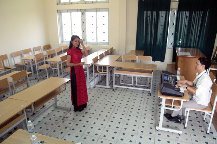 Trong phòng thi, thí sinh thể hiện hết khả năng của mình để ghi điểm trước các giám thị. Trong phòng thi, thí sinh thể hiện hết khả năng của mình để ghi điểm trước các giám thị.