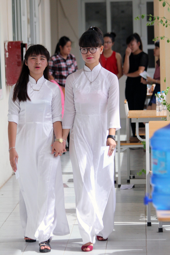 Các thí sinh rạng rỡ bước ra khỏi phòng thi. Các thí sinh rạng rỡ bước ra khỏi phòng thi.