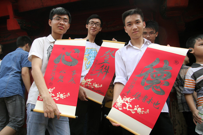 Tấp nập sĩ tử thắp hương, xin chữ mong đỗ đại học ảnh 7