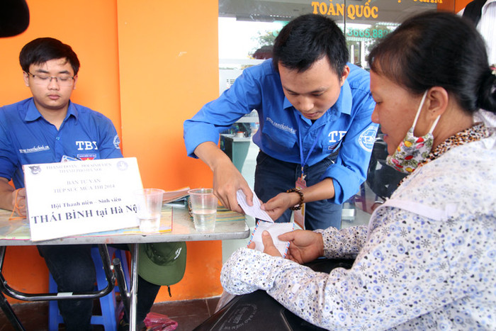 Lực lượng sinh viên tình nguyện tỉnh Thái Bình tận tình giúp đỡ người nhà sĩ tử nơi tìm nhà trọ tại địa điểm thi.