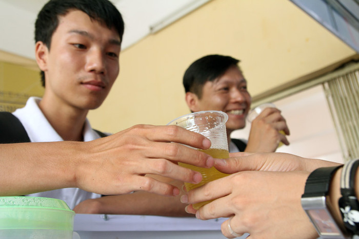 Những cốc nước mát như thế này sẽ làm sĩ tử xua tan mệt mỏi, thêm vững tin trong thời gian ở Hà Nội dự thi.