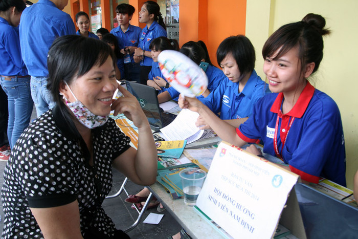 Đưa con về Hà Nội dự thi, vị phụ huynh này rất vui khi được lực lượng thanh niên xung kích tiếp đón.