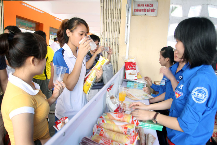 Đi xa về Hà Nội, trong cơn khát các sĩ tử được tiếp đón chu đáo, được uống nước miễn phí.