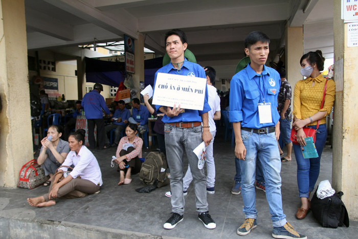 Tại bến xe phía Nam nhiều chỗ ở miễn phí trong Chùa Bằng được thông báo cho sĩ tử.