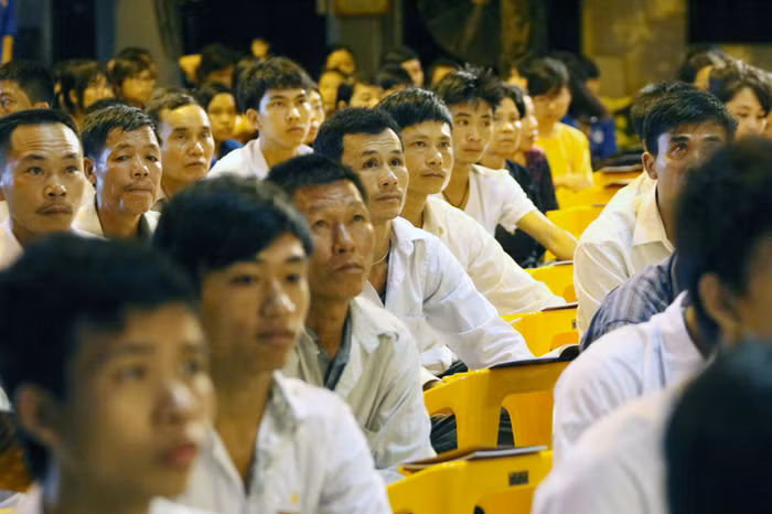 Không chỉ có các sĩ tử được cầu may, trong buổi lễ sẽ cầu an cho cả người nhà sĩ tử, đó là những ông bố, bà mẹ đến từ khắp mọi miền tổ quốc.