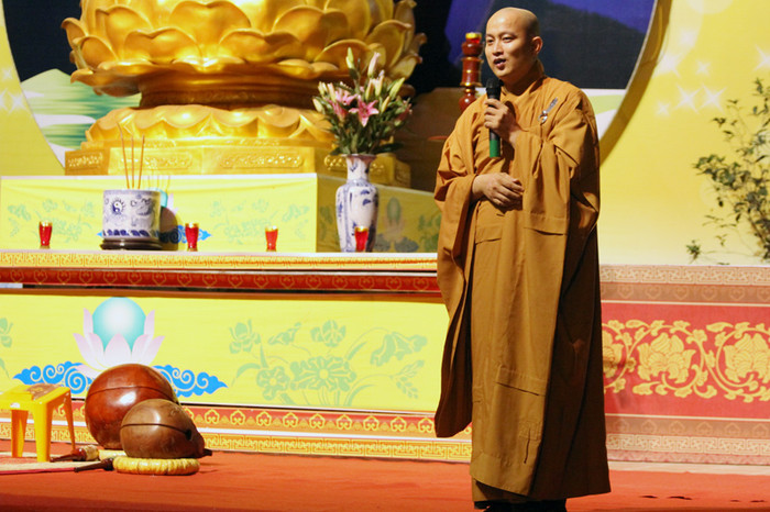 Trước khi diễn ra buổi lễ, điều đầu tiên các sư thầy căn dặn sĩ tử hãy lấy kỳ thi đại học lần này là món quà báo đáp công ơn của cha mẹ sinh thành.