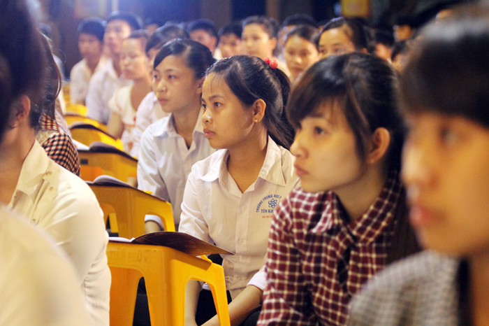 Và lắng nghe những lời sư tăng căn dặn trước các thử thách trong cuộc sống.